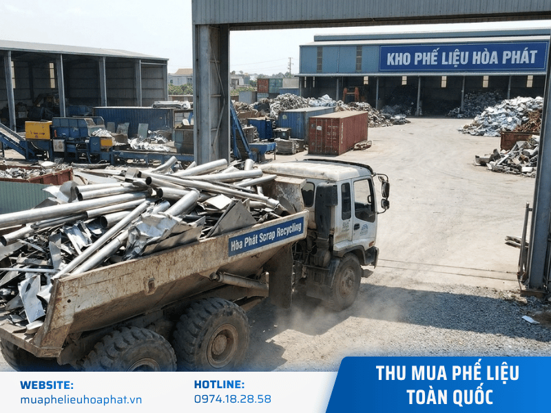 Xe tải 10 tấn vận chuyển phế liệu inox công nghiệp số lượng lớn về kho bãi Phế Liệu Hòa Phát