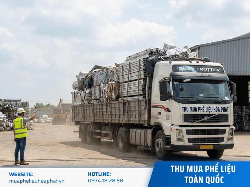 Kỹ thuật viên Phế Liệu Hòa Phát cân phế liệu nhôm số lượng lớn trên bàn cân điện tử công nghiệp