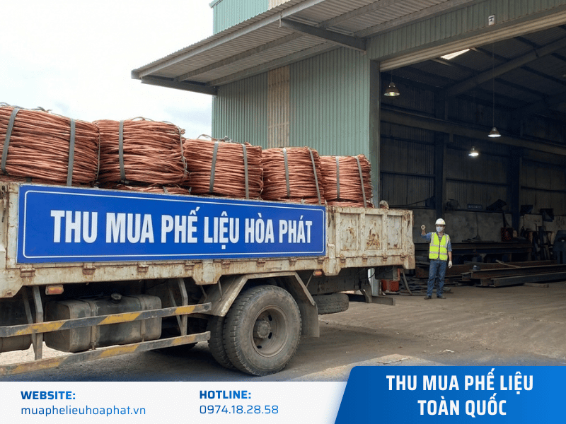 Xe tải chở phế liệu đồng cáp tiến vào nhà kho bãi tập kết Phế Liệu Hòa Phát